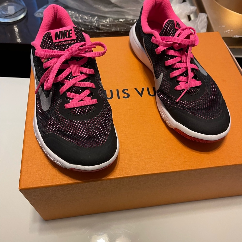 Nike Flex Experience 4 (GS) Black/Pink Girls 6.5 👟 💕 Gently used